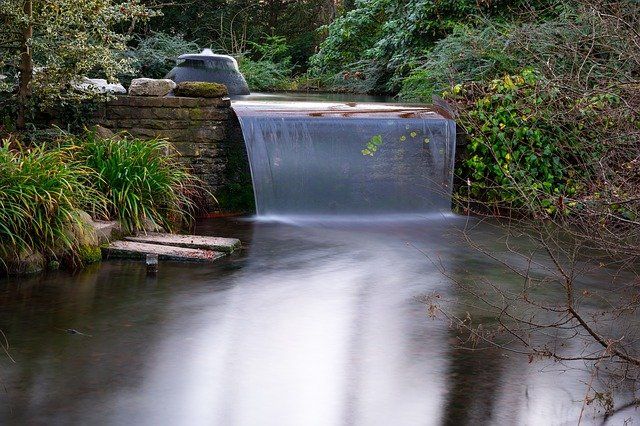 Gartengestaltung mit Wasserfall und Teich