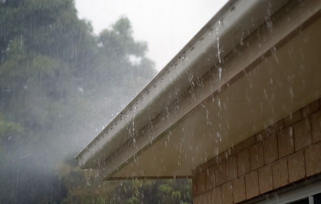 Regen lässt sich besonders gut über Dachrinnen auffangen.