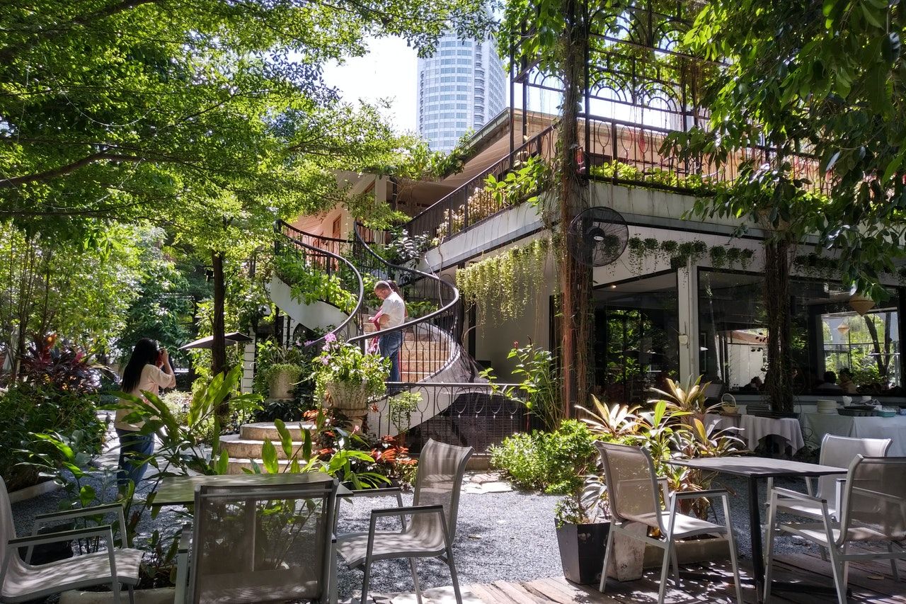 Gartenmöbel aus Aluminium werden auch gerne in Kaffees genutzt