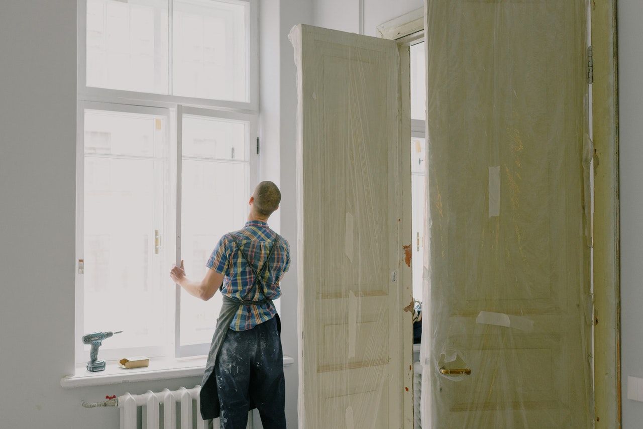 Neue Fenster bei einem Altbau sorgen für helle Räume.