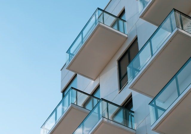 Auskragende Balkons mit Glas.