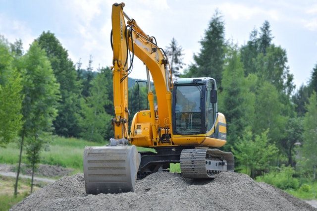 Für den Aushub der Baugrube wird meistens ein preisintensiver Bagger benötigt.