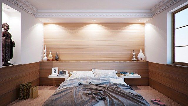 Wand im Schlafzimmer mit Holzpaneelen ausgestattet