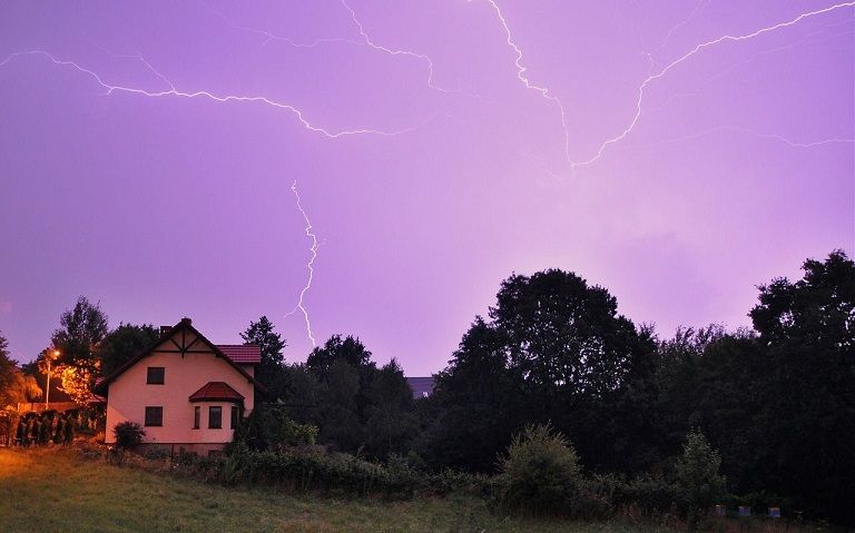                               Blitzschutzanlagen - Schutz vor Blitz und Überspannung für Haus und Bewohner                             
                              