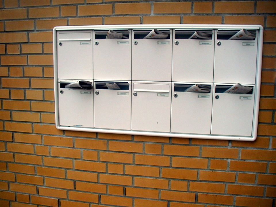 Briefkastenanlage an einem Mehrfamilienhaus