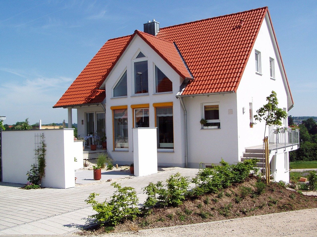 Einfamilienhaus mit einem Satteldach.