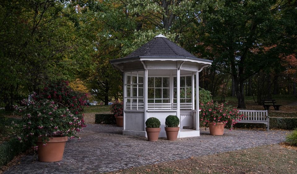 Pavillon aus weißem Holz.