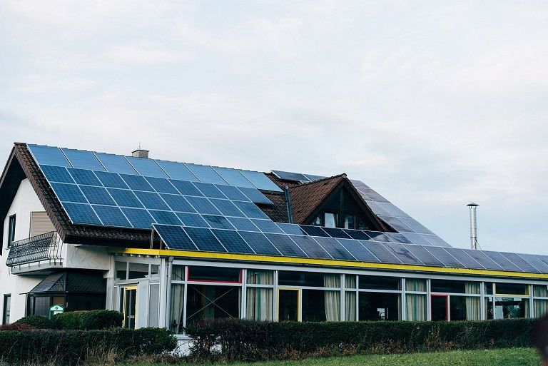                               Solardachziegel und Indach PV-Anlagen - alle Infos für Hausbesitzer und Bauherren                             
                              