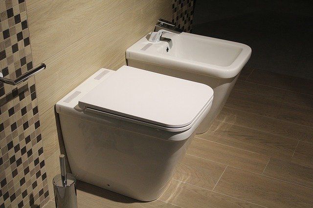 Toilette und Bidet gehören zu den Sanitärobjekten