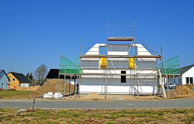 Die vorgefertigten Bauteile werden auf der Baustelle zusammengefügt.