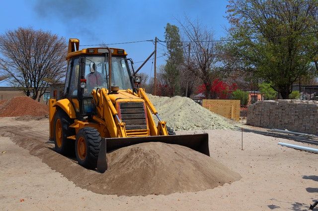 Brechsand wird für einen Unterbau verteilt.