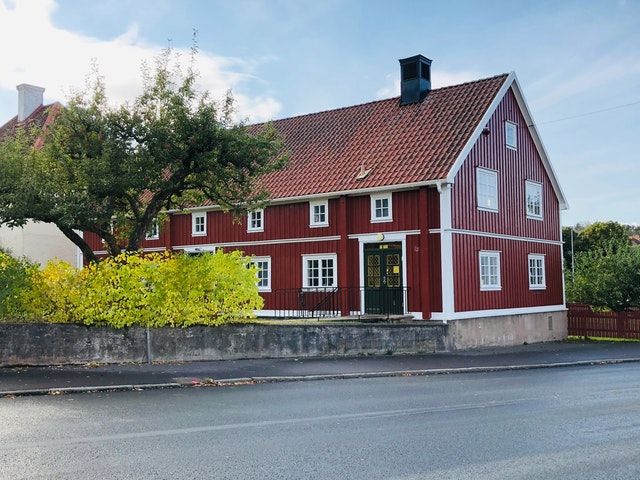 Ein Haus in Schweden ist auf dem Land günstiger als am Wasser.
