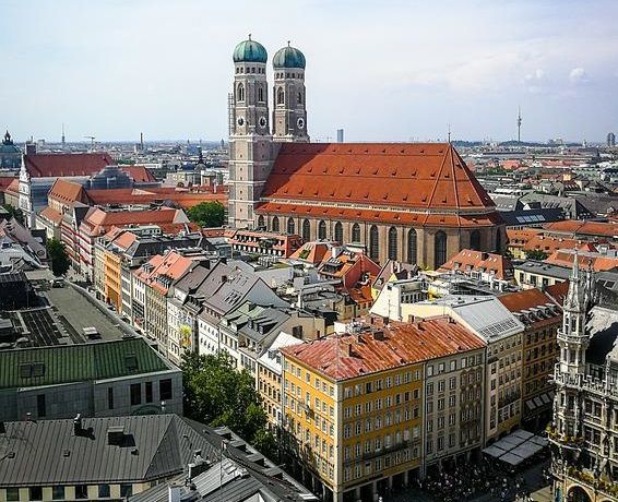 
                               Die Frauenkirche in der Altstadt von München
                              