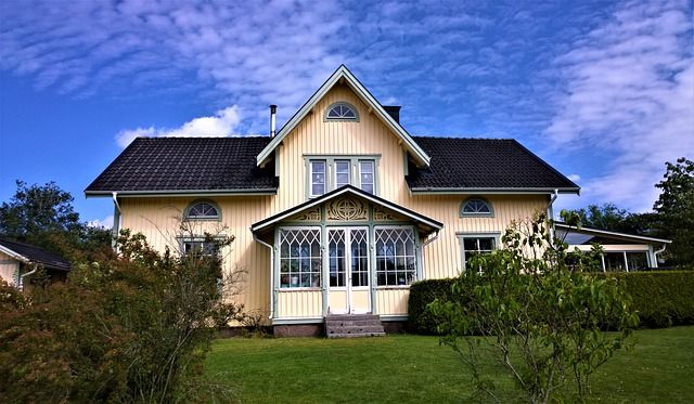 
                               Ein gelbes Schwedenhaus aus Holz macht Lust auf mehr als nur Ferien.
                              