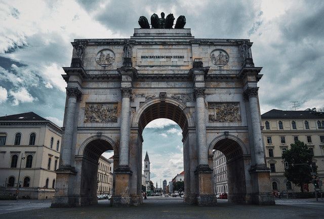 Das Siegestor in München gehört zu den Sehenswürdigkeiten. 