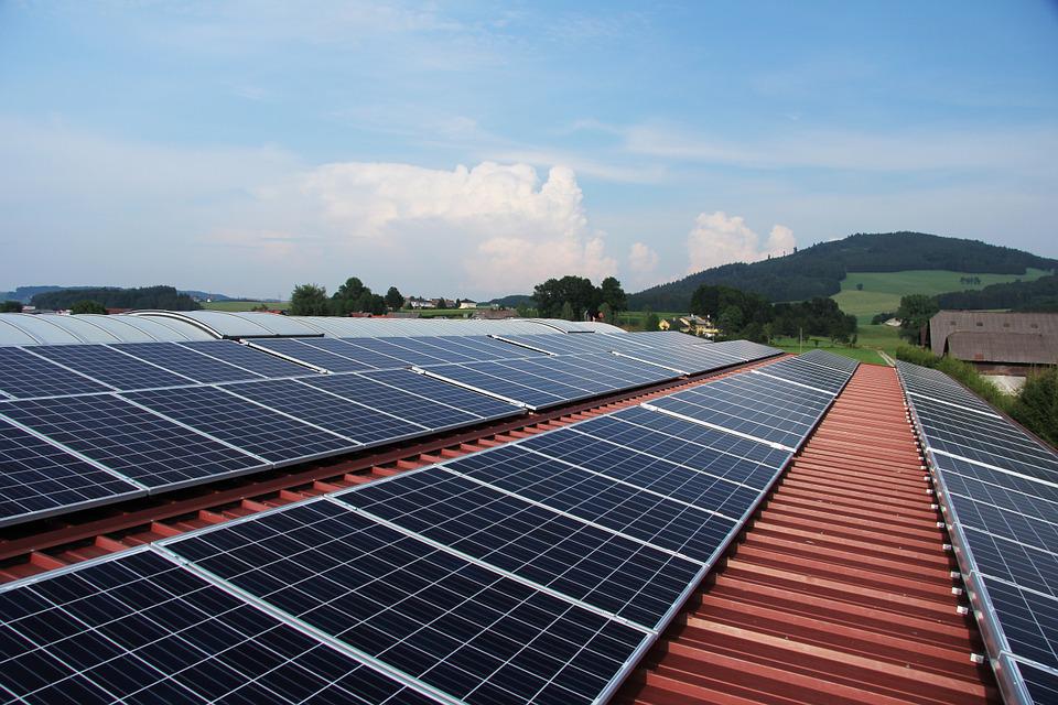 Wenn man eine große Dachfläche hat, dann sollte man soviel wie möglich Solar-Module installieren.