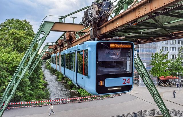 Elberfeld und Barmen sind durch eine Schwebebahn miteinander verbunden