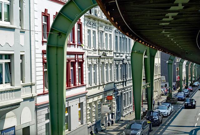 Die Magnetschwebebahn ist in viele Stadtteilen nicht zu übersehen.