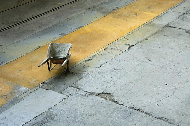 
                               Mit einem Fließestrich lassen sich schadhafte Stellen im Beton reparieren
                              