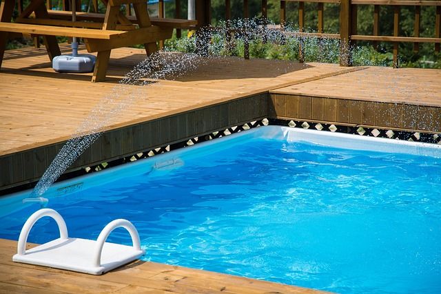 Ein Frame-Pool kann mit Holz umrandet werden und wirkt dadurch sehr hochwertig.