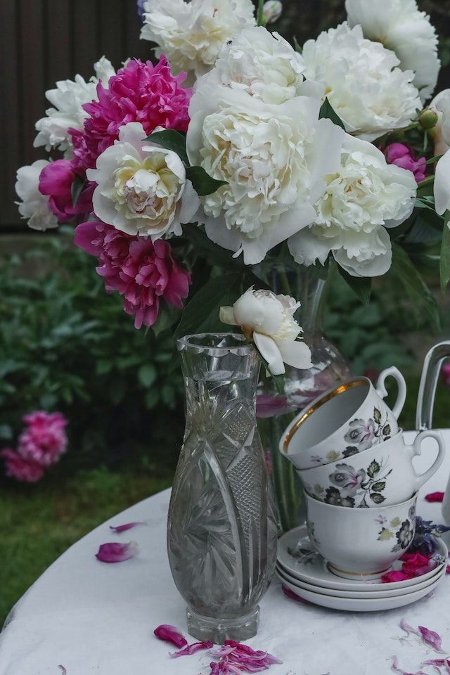 Die Rosen machen sich auch gut in Vasen zur Dekoration.