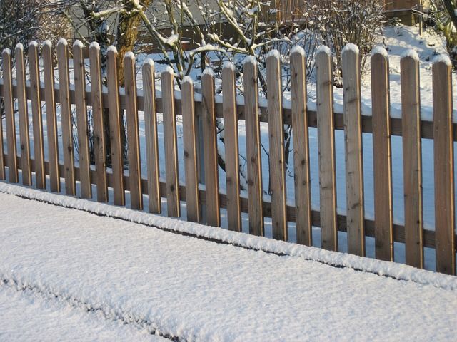 Holzzäune sind leicht anzupassen, aber erfordern regelmäßige Pflege.