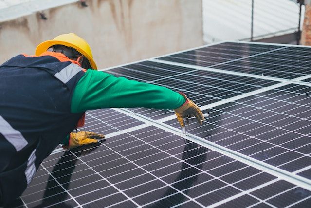 Isoliertes Glas und natürliche Baumaterialien für Energieeffizienz und Gesundheit, ergänzt durch Solar- und Photovoltaiksysteme zur zusätzlichen Energiegewinnung.