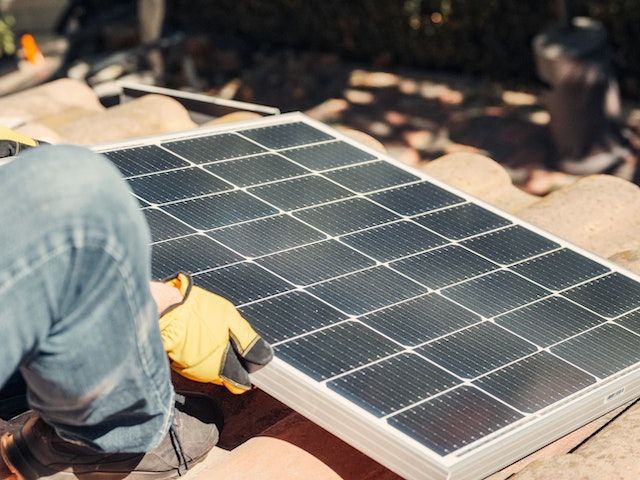 Moderne Technologien wie Solarpanels und Wärmepumpen machen dein exklusives Massivhaus umweltfreundlicher.