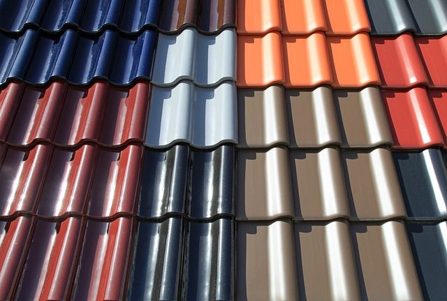Es gibt zwei Haupttypen von Dachziegeln: Tondachziegel und Betondachziegel, jeweils mit eigenen Vor- und Nachteilen.