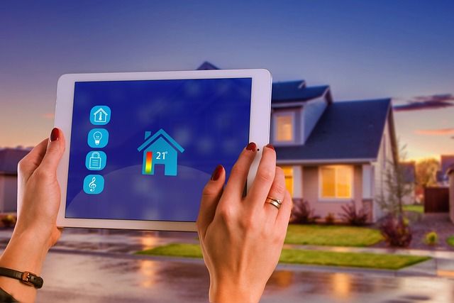 Smart Home Technologie automatisiert Alltagsabläufe und steigert Wohnkomfort durch zentrale Steuerung von Beleuchtung, Heizung und Sicherheit.