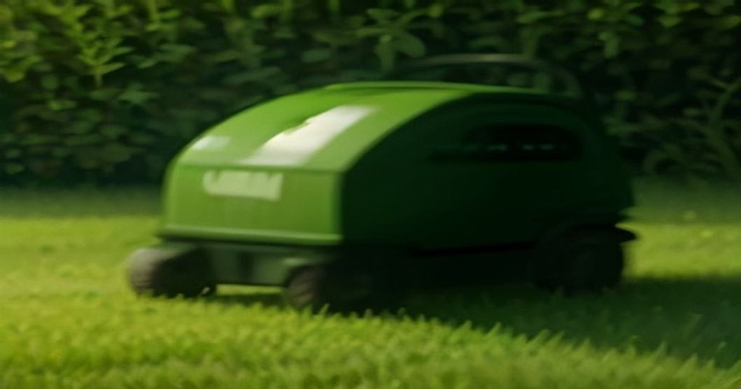 
                               Streuwagen verteilt Rasendünger auf einer gepflegten grünen Rasenfläche
                              